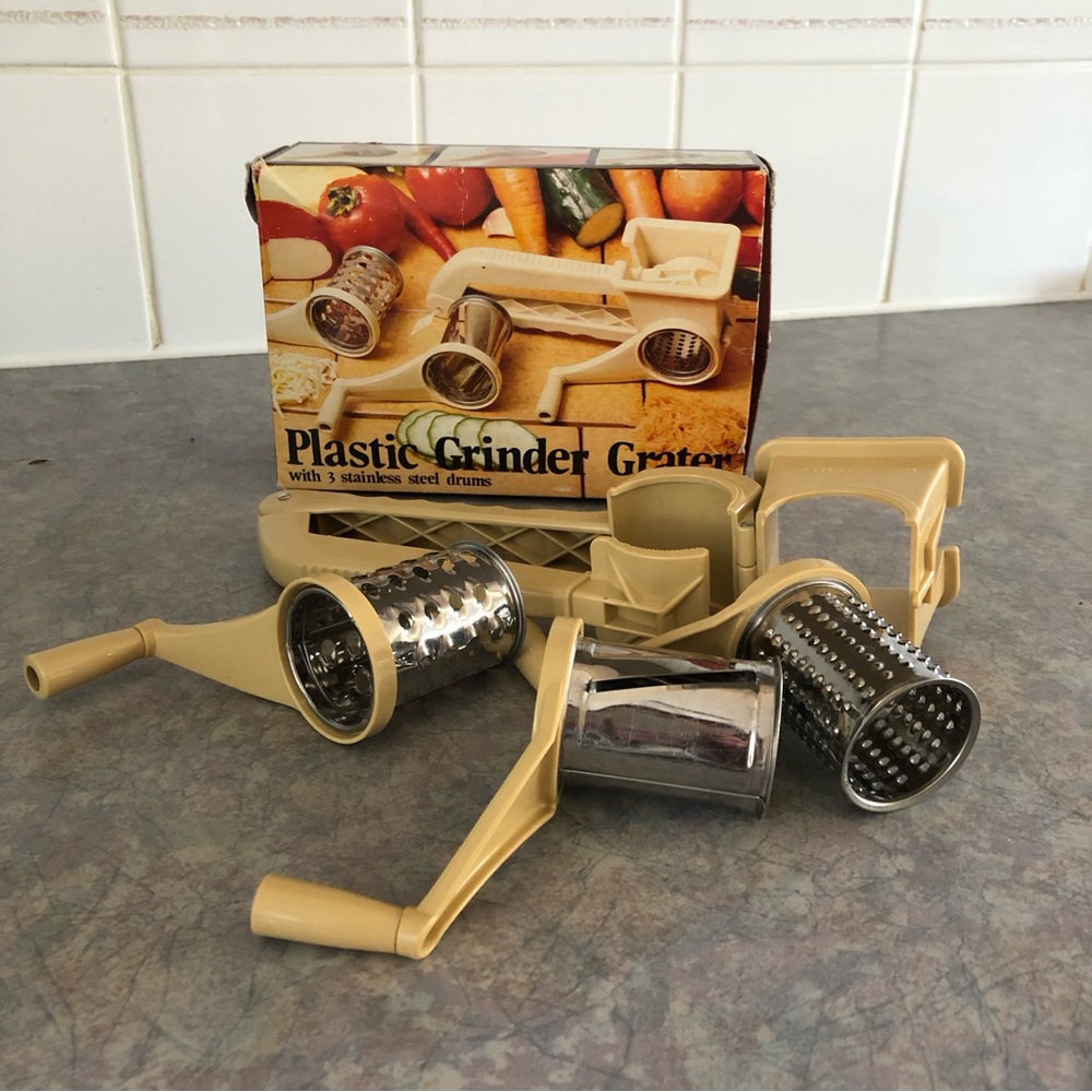 70's Plastic Grinder Grater - Kitchen Gadget - Small Kitchen Appliance - Cheese